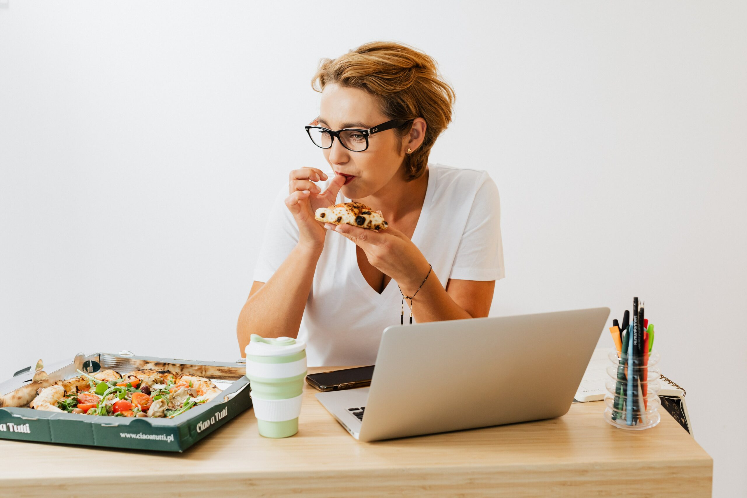 eating-in-front-of-laptop